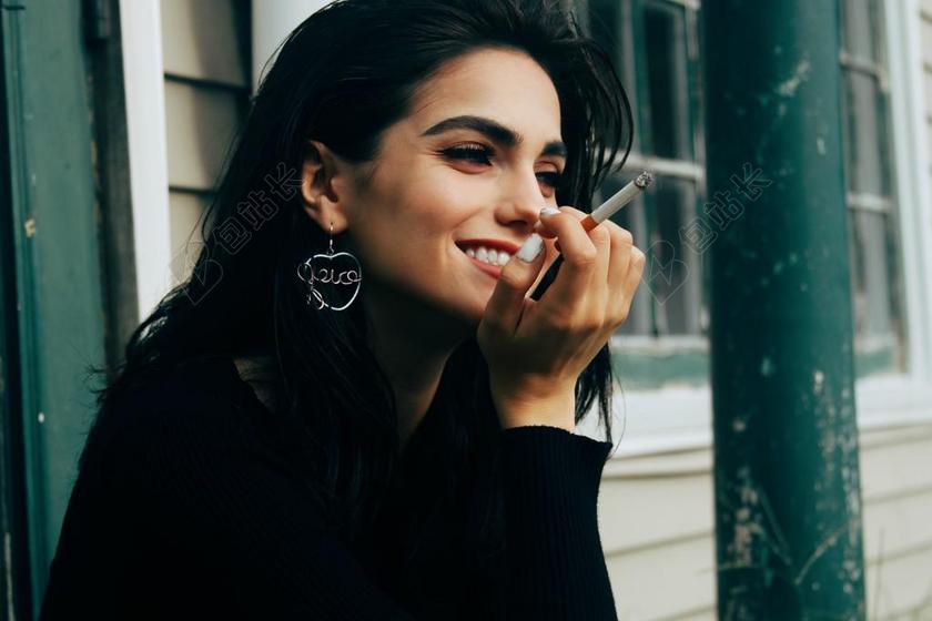 太空 空间 城市 都市 时尚 现代化 美女 丽人 优雅 美丽 漂亮 女孩 女人 女性 时尚 流行 个性 城市 爱情 恋爱 恋人 情人 情侣 浪漫 微笑 莞尔一笑 甜蜜 幸福 快乐 高兴 家庭 甜蜜 肖像 人物特写 画像 树木 丛林 森林 自然 环境 全身像 可爱的