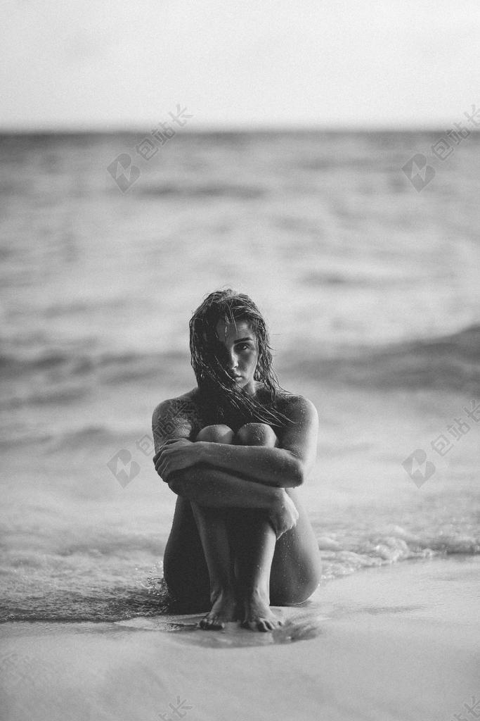 海滩上坐的女人背景图片