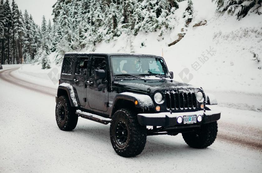 汽车 车 小汽车 轿车 跑车 道路 旅途 路途 户外 街道 公路 山 山峰 顶峰 景色 冒险 探险 远足 度假 旅游 休闲 挑战 极限运动 冬季 冬天 新年 树木 丛林 森林 自然 环境 树 树木 树林 森林 山 山峦 山峰