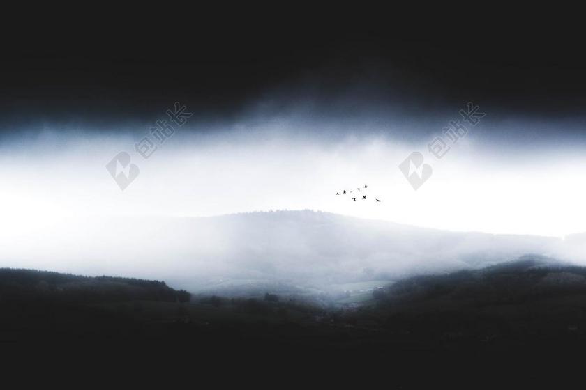 风景 风光 美景 田园 山水 山 山峰 顶峰 景色 树木 丛林 森林 音乐 音乐会 演唱会 云 云朵 天空 自然 环境 黑色 暗色 黑白 昏暗