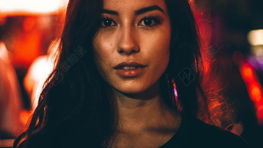 城市 都市 时尚 现代化 美女 丽人 优雅 美丽 漂亮 女孩 女人 女性 灯光 光线 激光 打火机 肖像 人物特写 画像 女孩 少女 姑娘 美丽 全身像 人物 人群 风土人情 活力 女性 女士 美丽 女人 一个女人