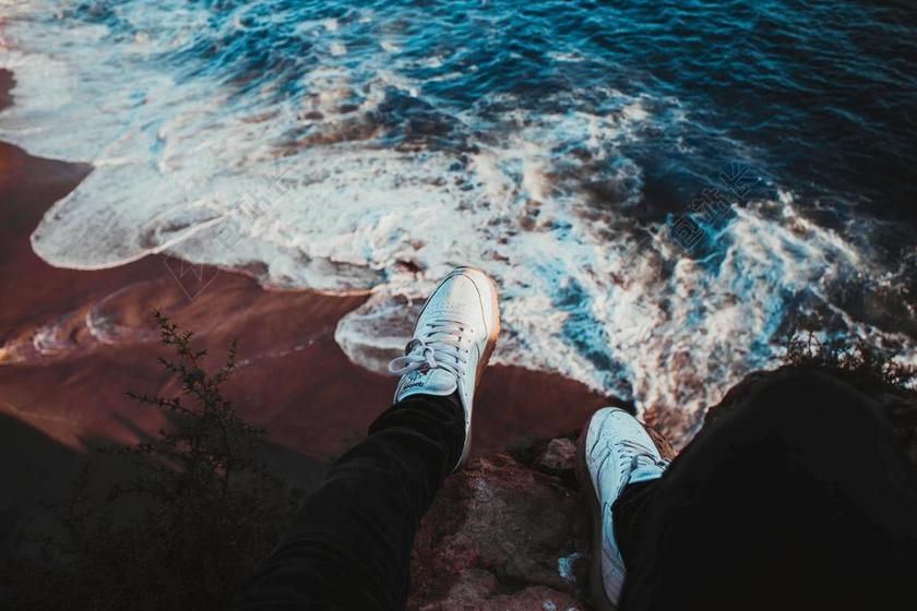 道路 旅途 路途 户外 街道 公路 日落 夕阳 太阳 美女 丽人 优雅 美丽 漂亮 女孩 女人 女性 幸福 快乐 高兴 家庭 甜蜜 沙滩 海滩 树木 丛林 森林 海 海水 大海 手表 腕表 时间 观察 脚 足 雨 下雨 惬意 树 树木 树林 森林 人物 人群 风土人情