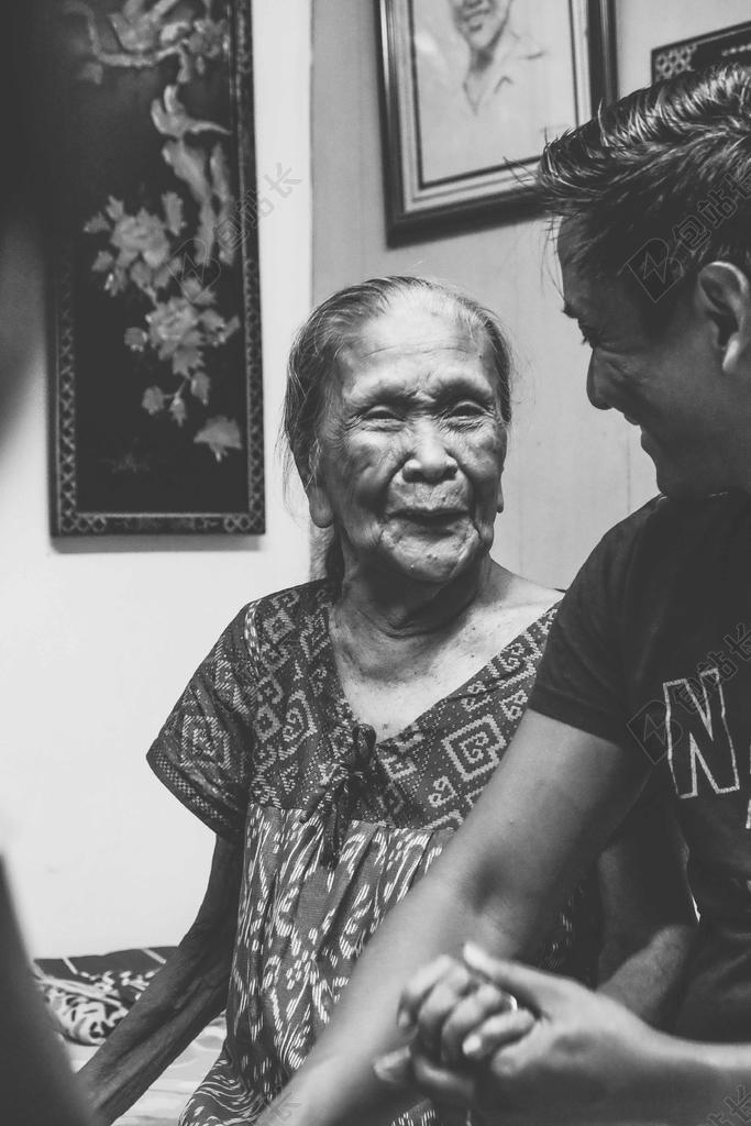 家 家庭 家族 家人 团结 团圆 墙 围墙 表面 隔阂 背景 微笑 莞尔一笑 甜蜜 老人 智者 老者 母亲 母爱 男士 男性 男人 白色 浅色 黑白 简单 清新