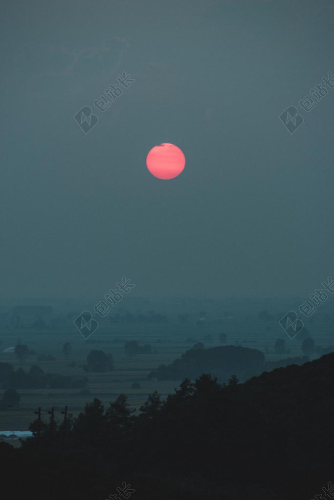 日落 夕阳 太阳 山 山峰 顶峰 景色 旅行 旅游 行程 度假 休闲 度假 假日 天空 树木 丛林 森林 自然 环境 海 海水 大海 云 云朵 天空 树 树木 树林 森林 日本 城市 现代生活 黑色 暗色 黑白 昏暗 山 山峦 山峰