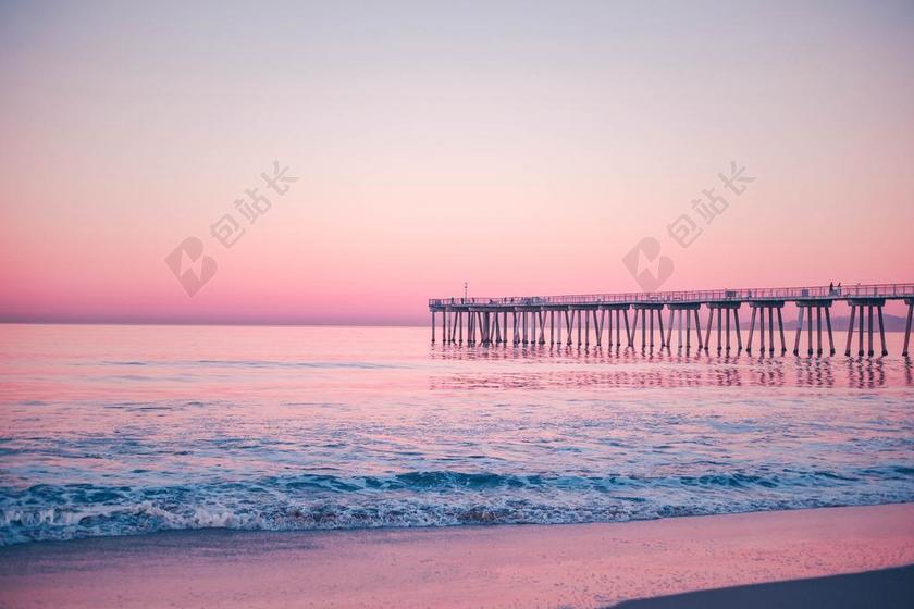 旅游自然岸边的高架桥背景图片