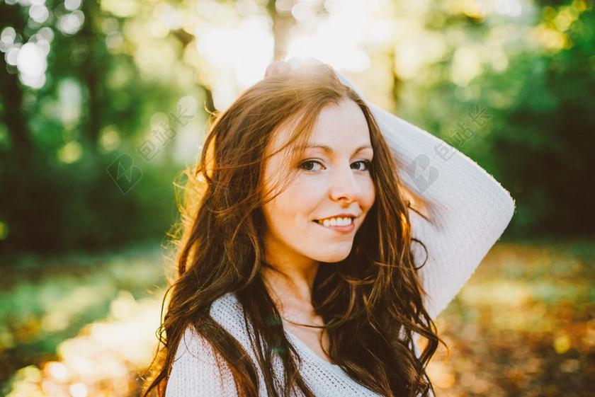 风景 风光 美景 田园 山水 日落 夕阳 太阳 美女 丽人 优雅 美丽 漂亮 女孩 女人 女性 爱情 恋爱 恋人 情人 情侣 浪漫 开心 喜悦 笑话 开怀大笑 微笑 莞尔一笑 甜蜜 幸福 快乐 高兴 家庭 甜蜜 肖像 人物特写 画像 女孩 少女 姑娘 美丽 树木 丛林 森林 自然 环境 全身像 可爱的 树 树木 树林 森林 人物 人群 风土人情 一个女人 女性 女士 美丽 女人