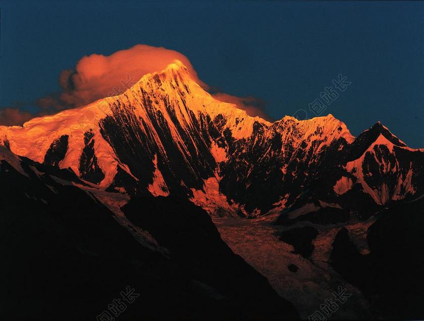 山 山峰 顶峰 景色 蔬菜 素食 素食主义 绿色食品 树木 丛林 森林 雨 下雨 惬意 山 山峦 山峰
