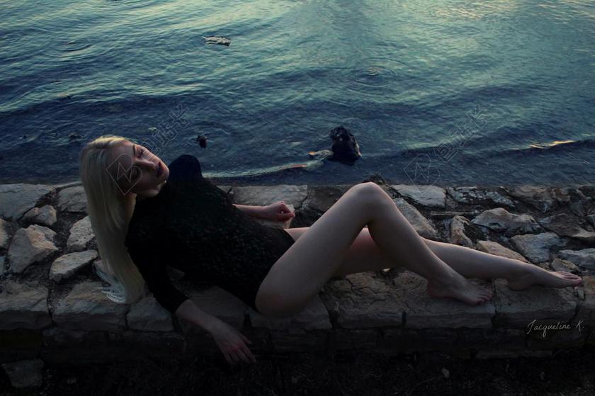 岸边的金发美女背景图片