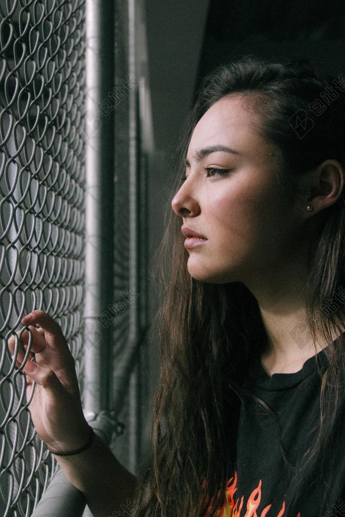 美女 丽人 优雅 美丽 漂亮 女孩 女人 女性 时尚 流行 个性 城市 伤心 悲伤 忧郁 忧伤 晚餐 宴会 全身像 人物 人群 风土人情 一个女人 女性 女士 美丽 女人