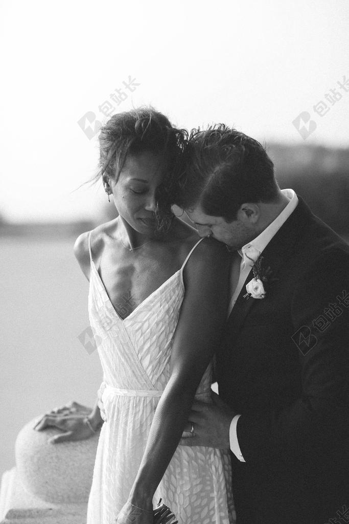 美女 丽人 优雅 美丽 漂亮 女孩 女人 女性 婚礼 喜庆 庆祝 节日 婚姻 爱人 恋人 情侣 爱情 恋爱 恋人 情人 情侣 浪漫 职业装 正装 西装 商务 情侣 伴侣 爱情 肖像 人物特写 画像 可爱的 雨 下雨 惬意 白色 浅色 黑白 简单 清新