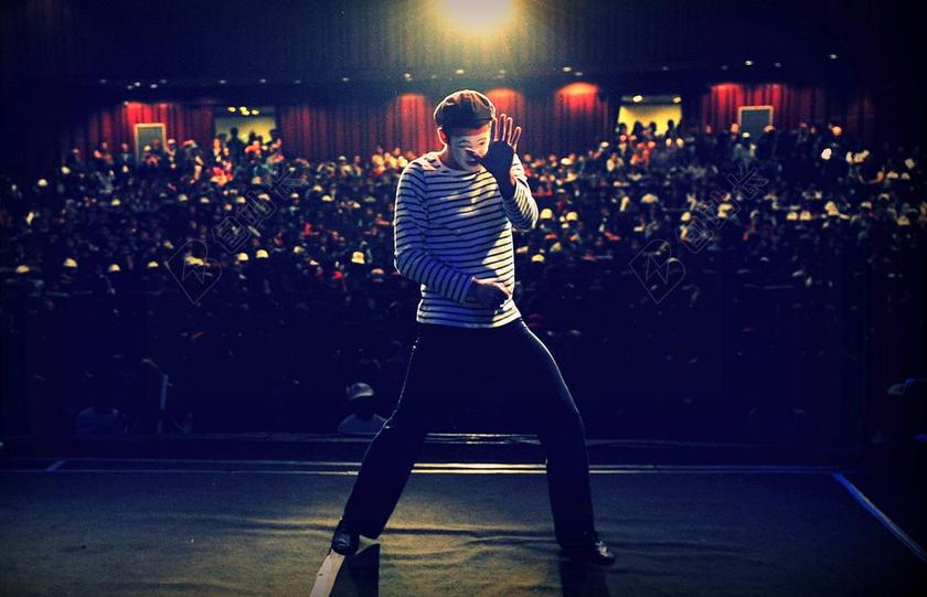 酒吧舞台上的舞者背景图片