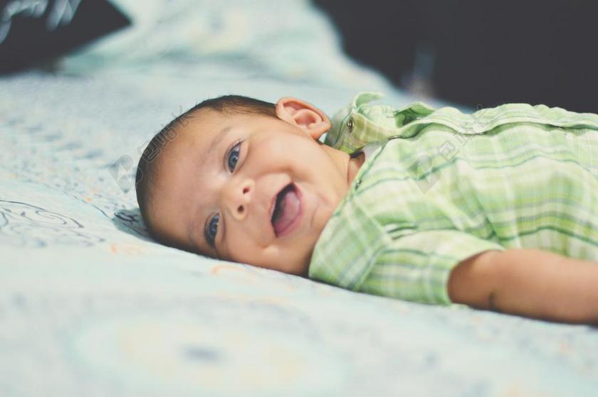 床 卧室 寝室 微笑 莞尔一笑 甜蜜 宝宝 婴儿 孩子 肖像 人物特写 画像 孩子 儿童 童真 母亲 母爱 全身像 自然 环境