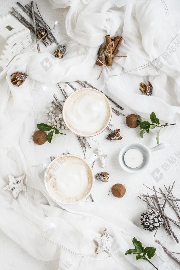 白色的桌子上的酸奶和盘子背景图片