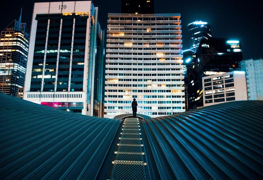 城市 都市 时尚 现代化 夜晚 晚上 黑夜 黑暗 灯光 霓虹灯 建筑 大厦 建筑物 建设 丽人 优雅 美丽 漂亮 女孩 女人 女性 灯光 光线 激光 打火机 冒险 探险 远足 度假 旅游 休闲 挑战 极限运动 旅行 旅游 行程 度假 休闲 度假 假日 手表 腕表 时间 观察 人物 人群 风土人情 建筑 结构 建筑物 建筑学