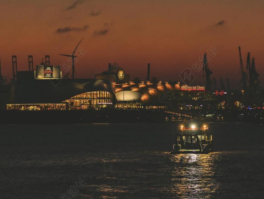 夜晚海边的工厂背景图片