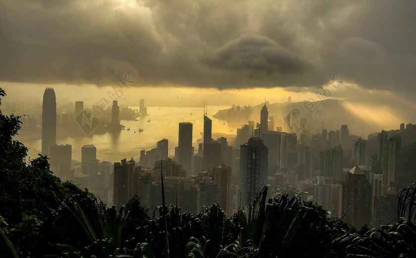 城市 都市 时尚 现代化 建筑 大厦 建筑物 建设 日落 夕阳 太阳 雨 下雨 忧郁 丽人 优雅 美丽 漂亮 女孩 女人 女性 肖像 人物特写 画像 海 海水 大海 全身像 自然 环境 云 云朵 天空 活力