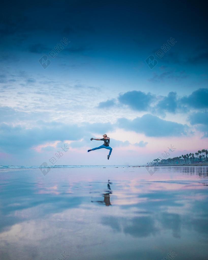 夜晚 晚上 黑夜 黑暗 灯光 霓虹灯 地球 泥土 草地 操场 纹理 组织 材料 花纹 幸福 快乐 高兴 家庭 甜蜜 可爱的 海 海水 大海 云 云朵 天空 人物 人群 风土人情 男士 男性 男人