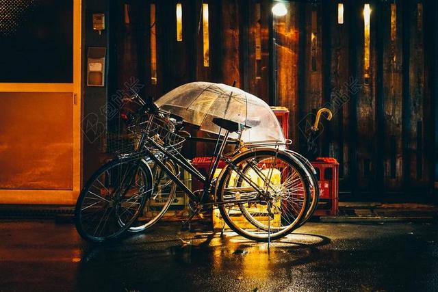 夜晚 晚上 黑夜 黑暗 灯光 霓虹灯 雨 下雨 忧郁  自行车 骑行 山地车 冒险 日本 城市 现代生活