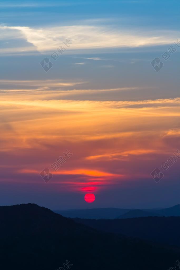 夜晚 晚上 黑夜 黑暗 灯光 霓虹灯 风景 风光 美景 田园 山水 日落 夕阳 太阳 灯光 光线 激光 打火机 美女 丽人 优雅 美丽 漂亮 女孩 女人 女性 肖像 人物特写 画像 天空 全身像 云 云朵 天空