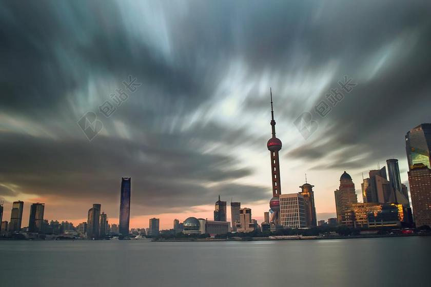 阴天的现代上海背景图片