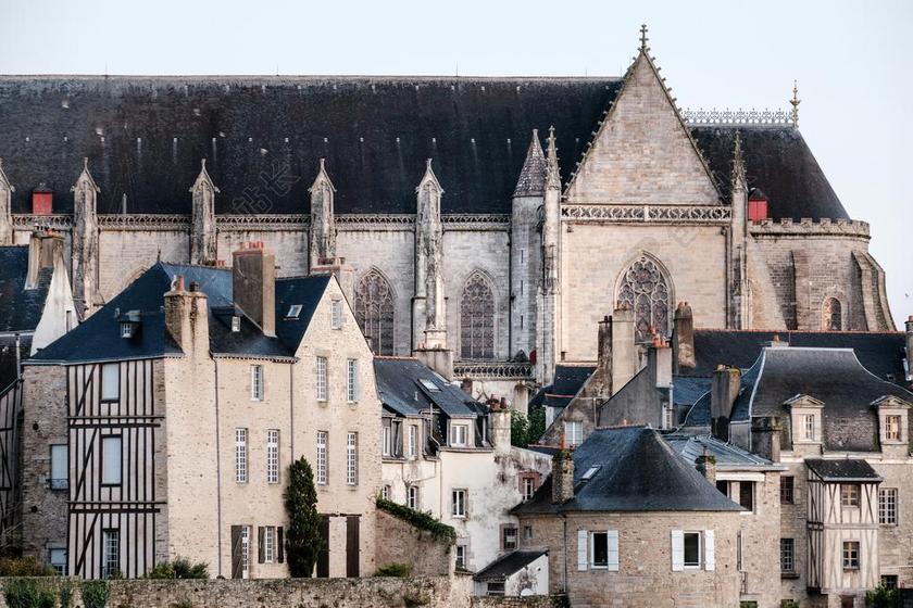 城市 都市 时尚 现代化 建筑 大厦 建筑物 建设 风景 风光 美景 田园 山水 墙 围墙 表面 隔阂 背景 房子 房间 住宅 老人 智者 老者 书 书籍 阅读