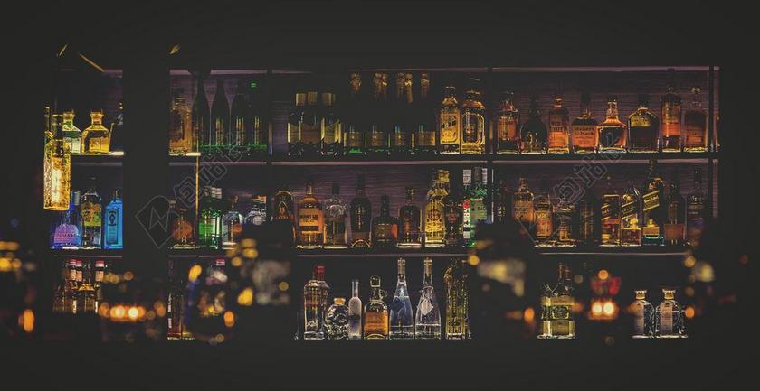 夜晚 晚上 黑夜 黑暗 灯光 霓虹灯 城市 都市 时尚 现代化 派对 聚会 庆祝 愉快 帮派 旅行 旅游 行程 度假 休闲 度假 假日 美食 食品 餐饮 饮料 喝酒 饮水 活力