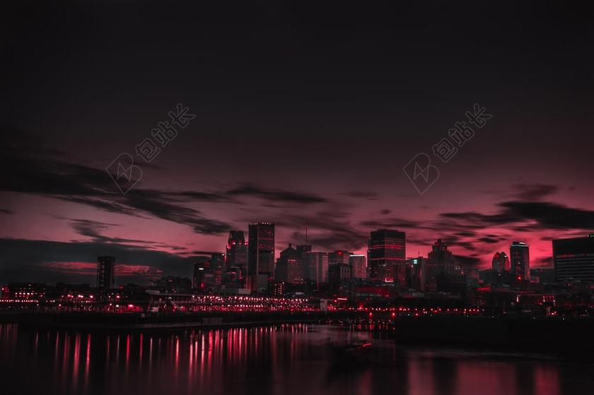 傍晚红色的彩霞和都市背景图片