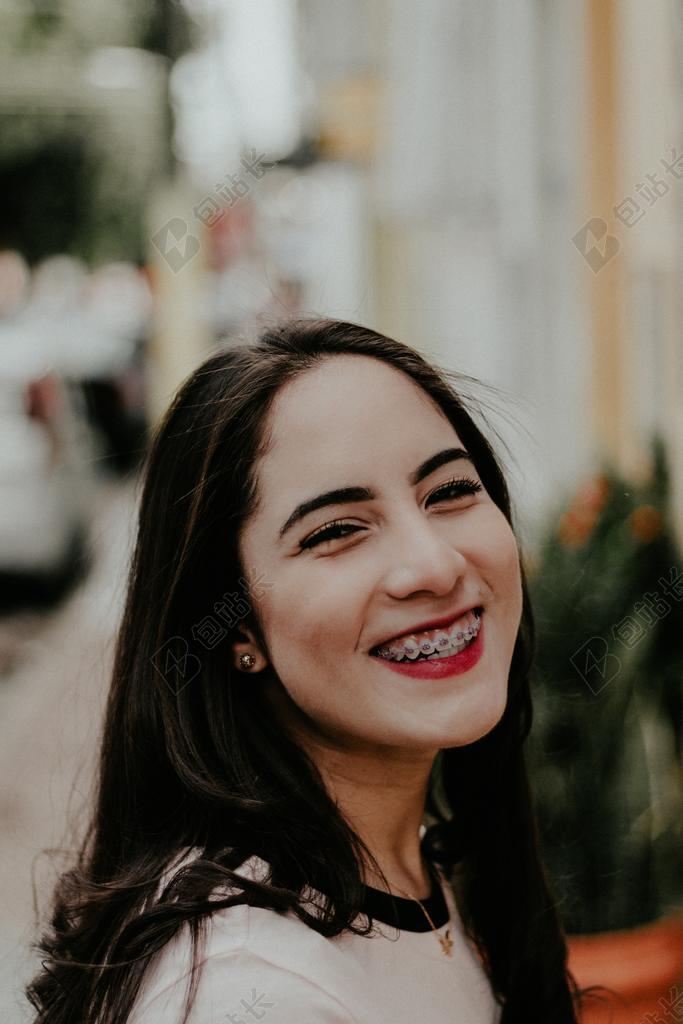 城市 都市 时尚 现代化 灯光 光线 激光 打火机 微笑 莞尔一笑 甜蜜 肖像 人物特写 画像 女孩 少女 姑娘 美丽 自然 环境 全身像 人物 人群 风土人情