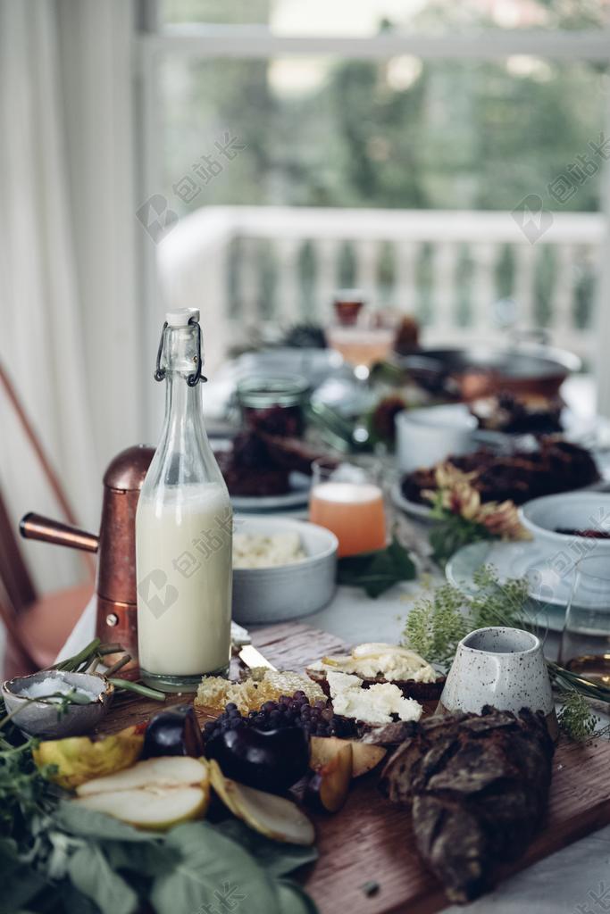 桌子上的牛奶和食物背景图片
