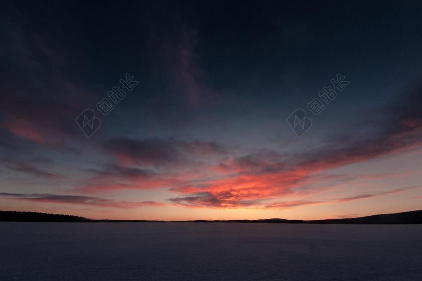 傍晚金色的阳光和红色的彩霞背景图片