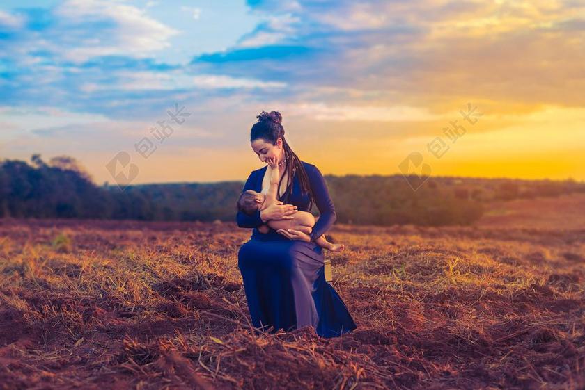 家 家庭 家族 家人 团结 团圆 日落 夕阳 太阳 爱情 恋爱 恋人 情人 情侣 浪漫 朋友 友谊 友情 宝宝 婴儿 孩子 母亲 母爱 肖像 人物特写 画像 可爱的 全身像 自然 环境 人物 人群 风土人情 女性 女士 美丽 女人 一个女人
