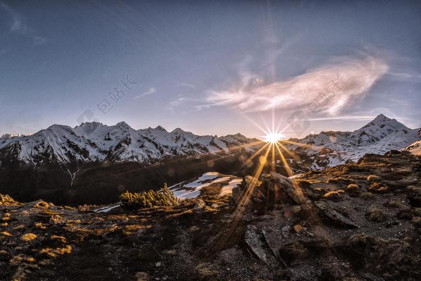 日落 夕阳 太阳 风景 风光 美景 田园 山水 山 山峰 顶峰 景色 美女 丽人 优雅 美丽 漂亮 女孩 女人 女性 冬季 冬天 新年 天空 自然 环境 云 云朵 天空 山 山峦 山峰