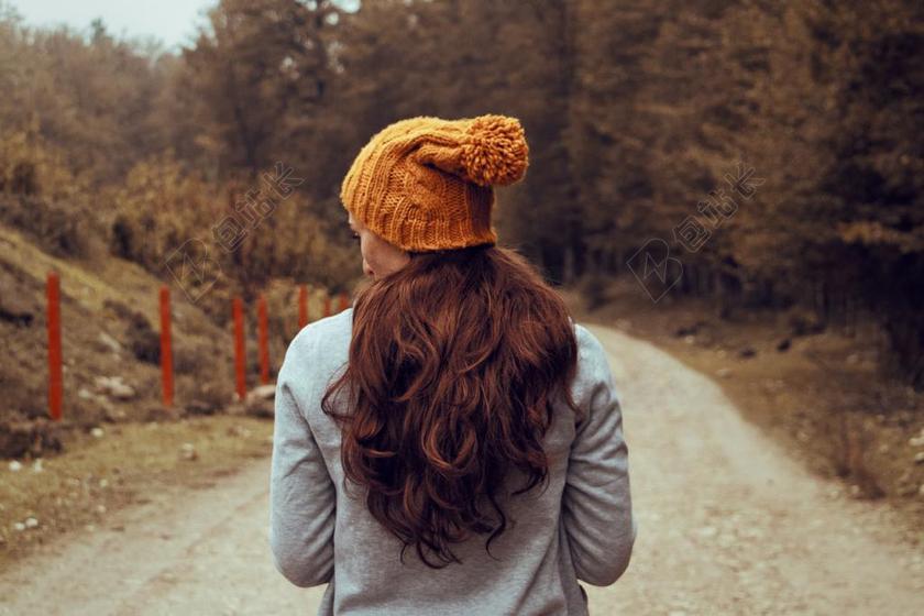 家 家庭 家族 家人 团结 团圆 头发 毛发 毛 头部 肖像 人物特写 画像 树木 丛林 森林 女孩 少女 姑娘 美丽 秋天 秋日 全身像 自然 环境 树 树木 树林 森林 人物 人群 风土人情 女性 女士 美丽 女人 一个女人