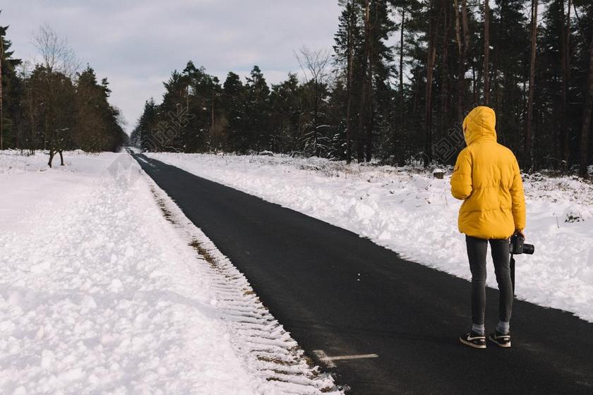 道路 旅途 路途 户外 街道 公路 冬季 冬天 新年 自然 环境 男士 男性 男人 服装 服饰 流行