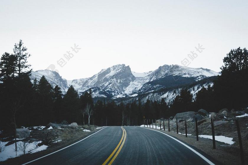 道路 旅途 路途 户外 街道 公路 美女 丽人 优雅 美丽 漂亮 女孩 女人 女性 山 山峰 顶峰 景色 旅行 旅游 行程 度假 休闲 度假 假日 草地 草坪 草丛 天空 自然 环境 树 树木 树林 森林