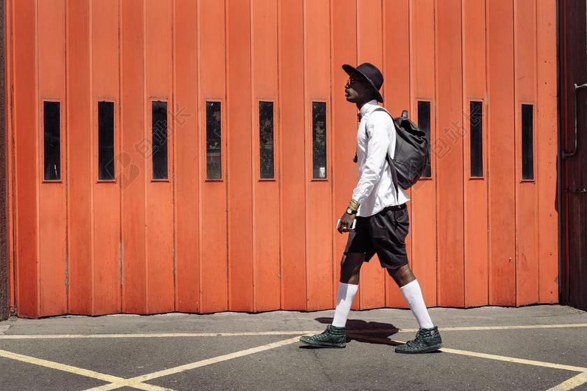 城市 都市 时尚 现代化 时尚 流行 个性 城市 营销 推广 商务 市场 策划 爱情 恋爱 恋人 情人 情侣 浪漫 肖像 人物特写 画像 学校 学院 全身像 可爱的 积极 阳光 上进 自然 环境 人物 人群 风土人情 男士 男性 男人 黑色 暗色 黑白 昏暗