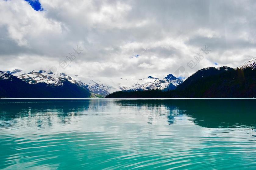 丽人 优雅 美丽 漂亮 女孩 女人 女性 山 山峰 顶峰 景色 家 家园 家居 故乡 美丽 休闲 云 云朵 天空 雨 下雨 惬意 加拿大 城市 城市生活 现代化