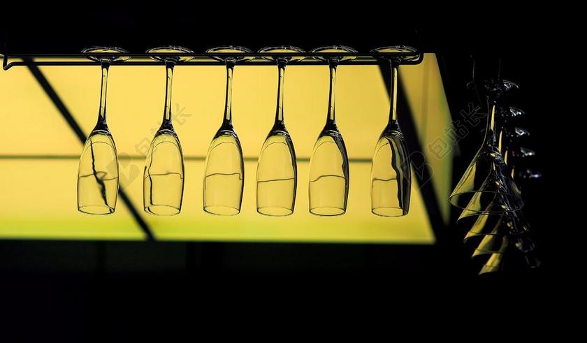 餐饮时尚餐台玻璃杯背景图片