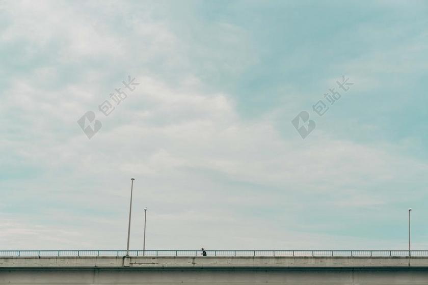 灯光 光线 激光 打火机 伤心 悲伤 忧郁 忧伤 天空 云 云朵 天空 建筑 结构 建筑物 建筑学