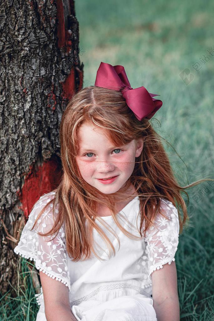 美女 丽人 优雅 美丽 漂亮 女孩 女人 女性 头发 毛发 毛 头部 爱情 恋爱 恋人 情人 情侣 浪漫 微笑 莞尔一笑 甜蜜 孩子 儿童 童真 女孩 少女 姑娘 美丽 全身像 可爱的 自然 环境 人物 人群 风土人情