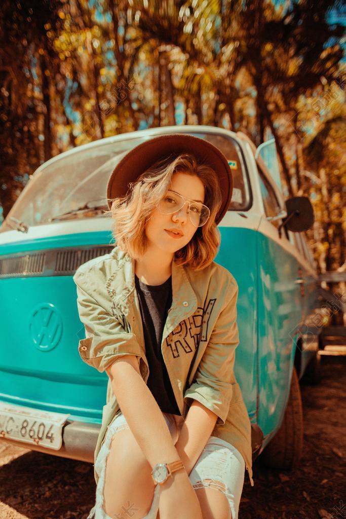 美女 丽人 优雅 美丽 漂亮 女孩 女人 女性 复古 酿酒 古典 收获 冒险 探险 远足 度假 旅游 休闲 挑战 极限运动 肖像 人物特写 画像 女孩 少女 姑娘 美丽 全身像 自然 环境 人物 人群 风土人情 树 树木 树林 森林