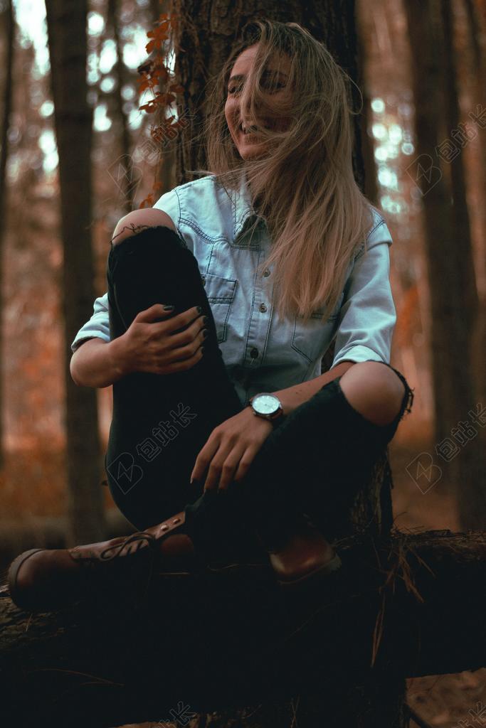 时尚 流行 个性 城市 爱情 恋爱 恋人 情人 情侣 浪漫 微笑 莞尔一笑 甜蜜 肖像 人物特写 画像 情侣 伴侣 爱情 女孩 少女 姑娘 美丽 树木 丛林 森林 秋天 秋日 自然 环境 手表 腕表 时间 观察 全身像 现代 现代化 流行 可爱的 人物 人群 风土人情 钟 时钟 时间 树 树木 树林 森林 一个女人 女性 女士 美丽 女人