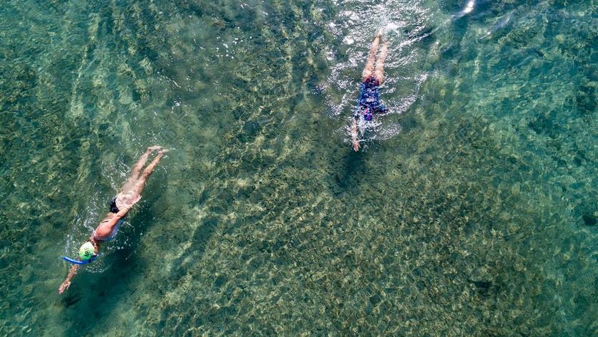 健康 绿色食品 环保 旅行 旅游 行程 度假 休闲 度假 假日 幸福 快乐 高兴 家庭 甜蜜 夏日 夏季 热情 女孩 少女 姑娘 美丽 海 海水 大海 自然 环境 人物 人群 风土人情 雨 下雨 惬意 一个女人 女性 女士 美丽 女人