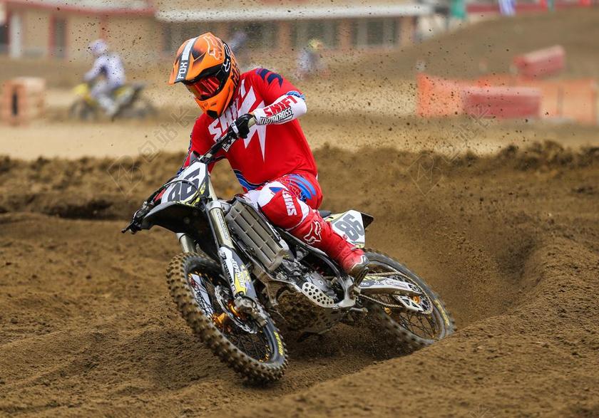 黄色沙土上的摩托车背景图片