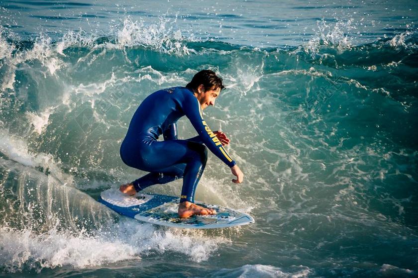 海浪上的开心冲浪者背景图片