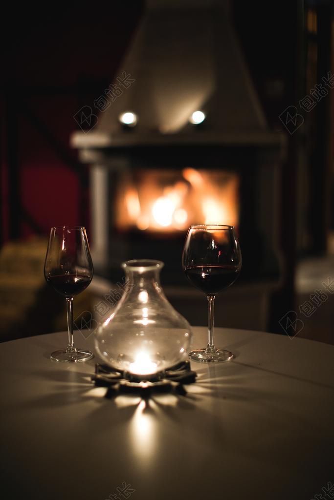桌子 台子 书桌 办公 红酒 葡萄酒 饮料 喝酒 饮水