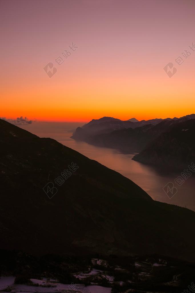 风景 风光 美景 田园 山水 日落 夕阳 太阳 墙 围墙 表面 隔阂 背景 山 山峰 顶峰 景色 旅行 旅游 行程 度假 休闲 度假 假日 天空 音乐 音乐会 演唱会 自然 环境 可爱的 云 云朵 天空 雨 下雨 惬意 山 山峦 山峰