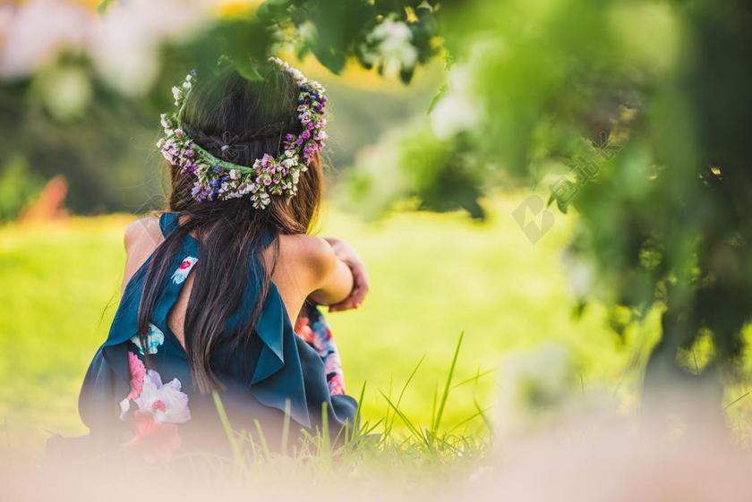 花 玫瑰 美丽 花朵 头发 毛发 毛 头部 婚礼 喜庆 庆祝 节日 婚姻 爱人 恋人 情侣 幸福 快乐 高兴 家庭 甜蜜 夏日 夏季 热情 女孩 少女 姑娘 美丽 草地 草坪 草丛 树 树木 树林 森林 女性 女士 美丽 女人 一个女人
