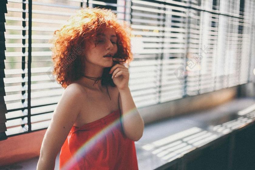 建筑 大厦 建筑物 建设 美女 丽人 优雅 美丽 漂亮 女孩 女人 女性 灯光 光线 激光 打火机 开心 喜悦 笑话 开怀大笑 肖像 人物特写 画像 女孩 少女 姑娘 美丽 全身像 自然 环境 窗户 人物 人群 风土人情 女性 女士 美丽 女人