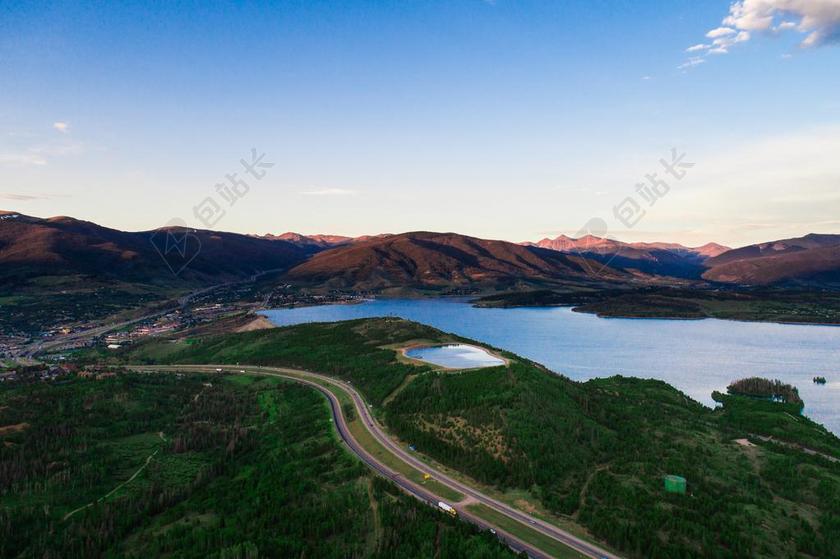 道路 旅途 路途 户外 街道 公路 日落 夕阳 太阳 山 山峰 顶峰 景色 树木 丛林 森林 云 云朵 天空 雨 下雨 惬意 树 树木 树林 森林 山 山峦 山峰